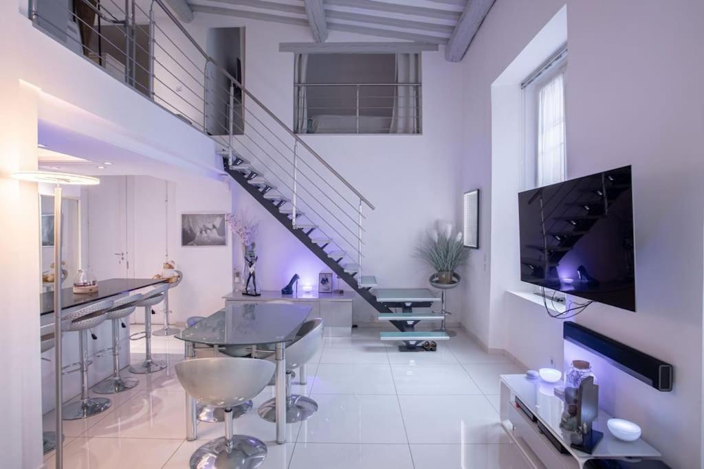 Large Duplex - Air Conditioning & Parking - Walk To The ! - Le Saint Henry Appartement