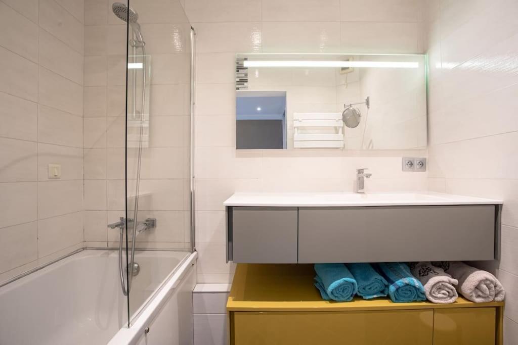 Large Duplex - Air Conditioning & Parking - Walk To The ! - Le Saint Henry Apartment